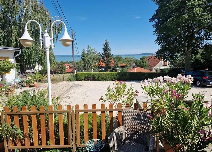 Bacchus - Borbarlang, Badacsony Апартаменты Бадачоньтомай