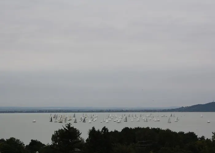 Bacchus - Borbarlang, Badacsony Апартаменты Бадачоньтомай